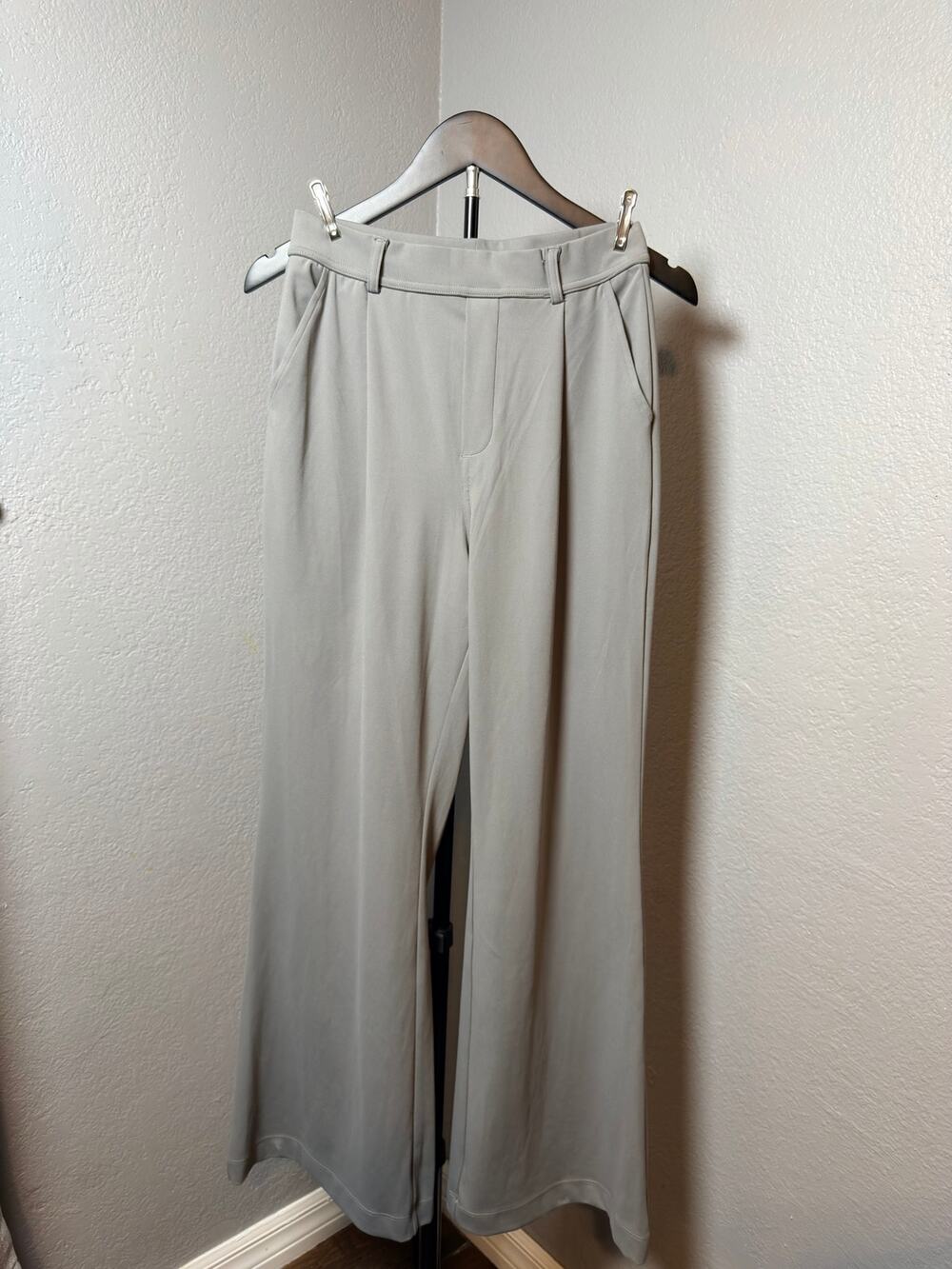 NWT Light Gray Straight-Leg Pants High Waist Trouser in Size XS Regular